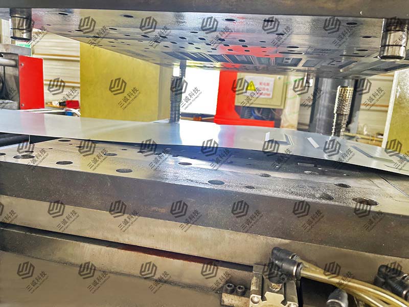 模壓電纜橋架生產(chǎn)線(xiàn)