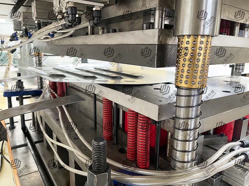 模壓電纜橋架生產(chǎn)線(xiàn)